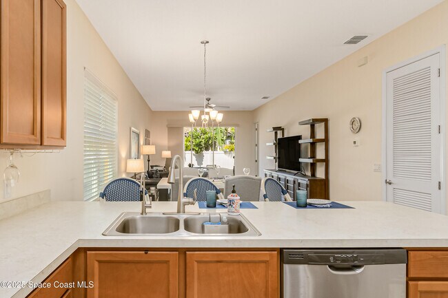 Building Photo - 724 Carlsbad Dr