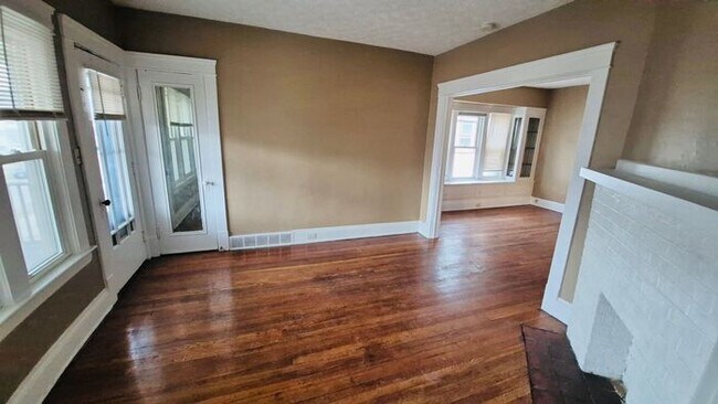 Building Photo - Charming 2 beds 1 baths in Newburg Heights!
