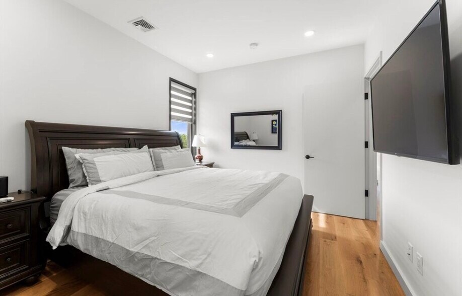 Building Photo - 191 Condor St