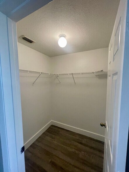 Building Photo - 1 Bedroom / 1 Bath Condo in Gated Community.