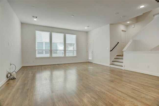 Building Photo - 954 W 18th St