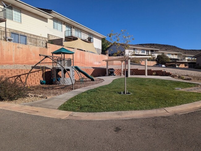 Building Photo - Spacious 3 Bedroom Townhome in Central St....