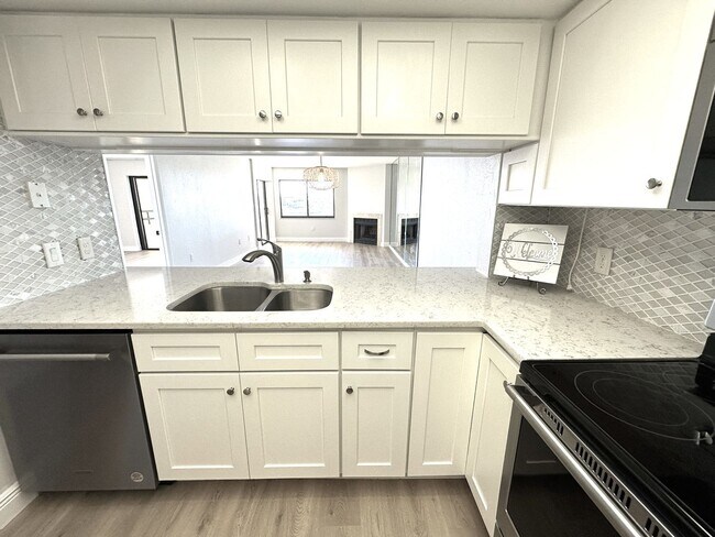 Building Photo - Gorgeous Updated Tierra Verde Annual Unfurnished Waterfront Condo 2/2 w/Garage
