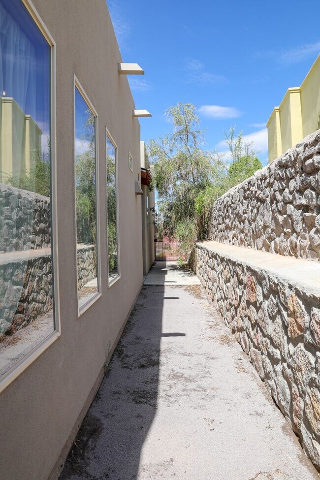 Building Photo - 2 Bed, 2 Bath Townhome