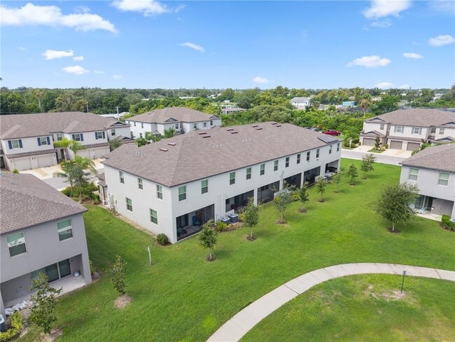 Building Photo - 724 Royal Empress Dr