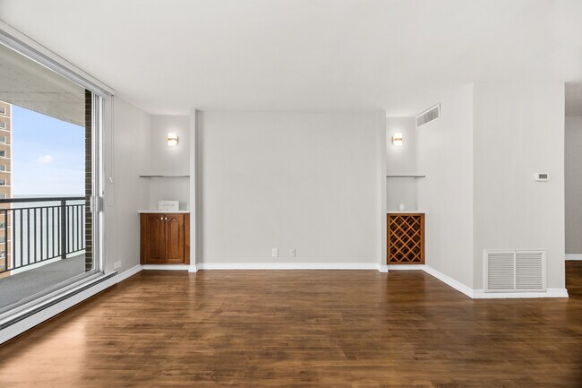 Building Photo - 6007 N Sheridan Rd