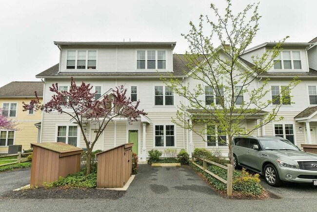 Building Photo - 3 Lark Dr