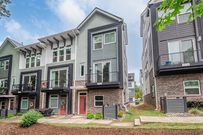 Building Photo - 570 W End Dr