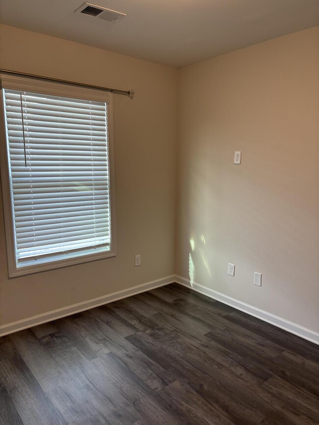 Building Photo - 335 Niblick Dr