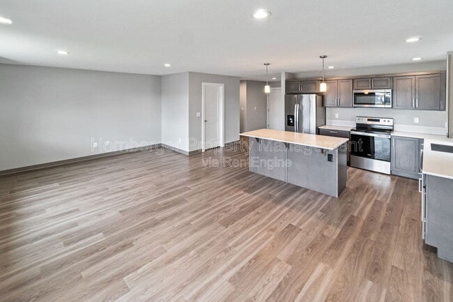 Building Photo - 1305 N Coach Dr