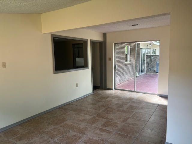 Building Photo - 2464 Kensington Dr