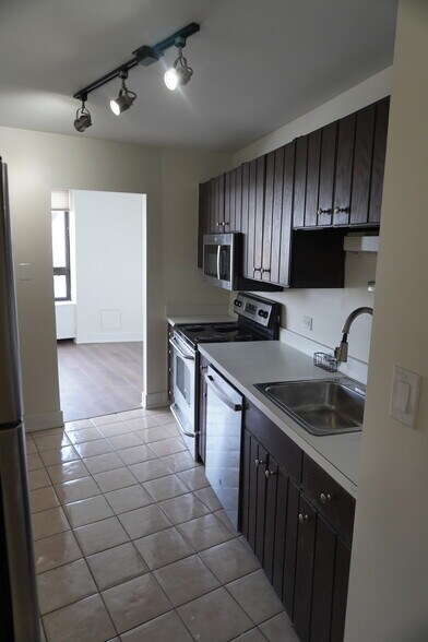 Building Photo - 3930 N Pine Grove Ave
