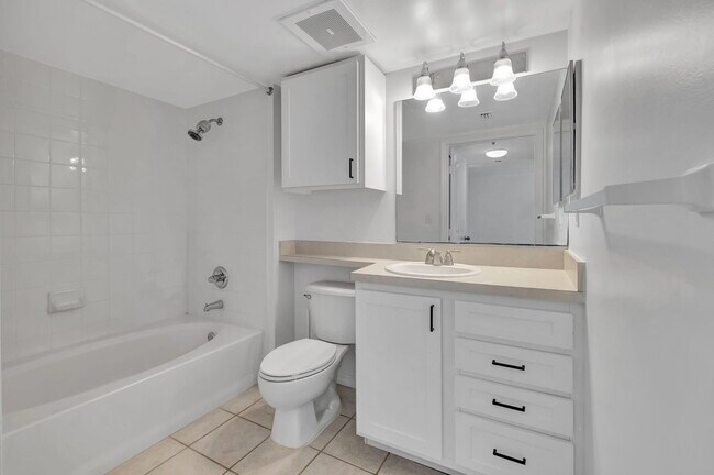Building Photo - 2665 SW 37th Ave
