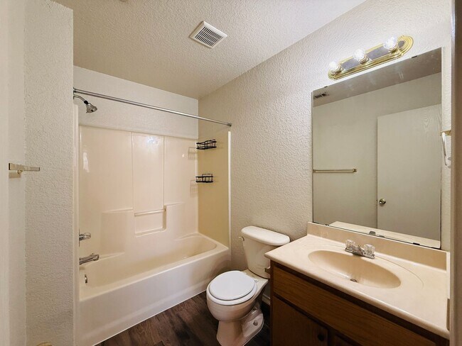 Building Photo - 2801 Lucille Dr