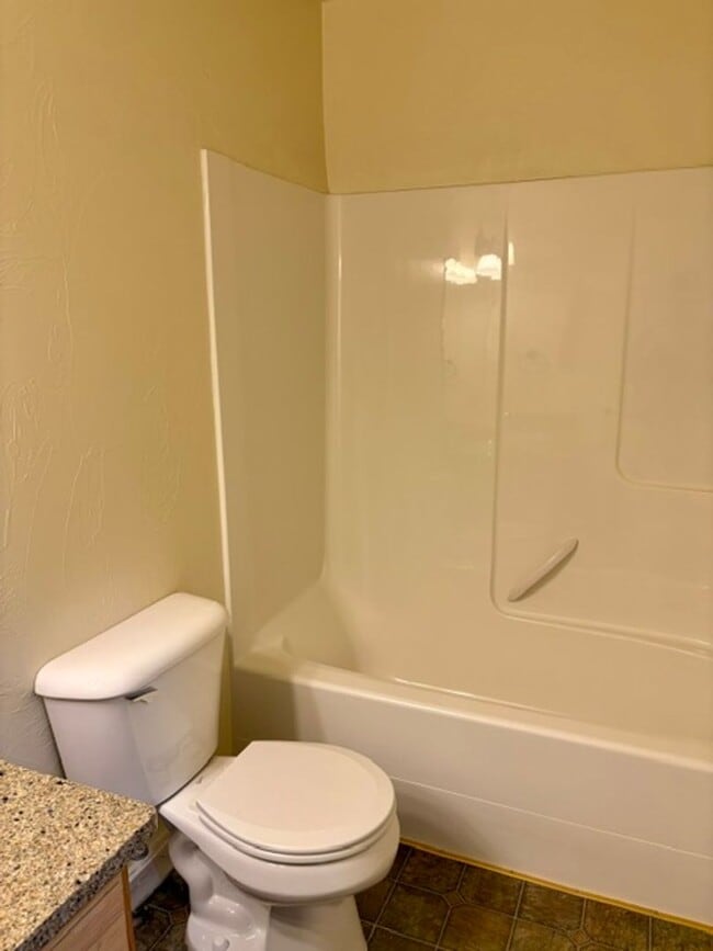 Building Photo - 3 Bedroom, 2.5 Bathroom Townhouse with Fireplace