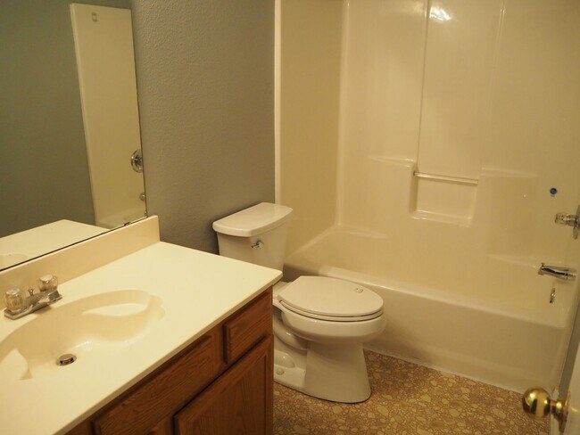 Building Photo - 1000 Waterview Dr