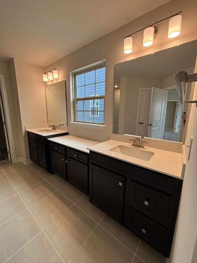 Building Photo - Luxury- New Construction