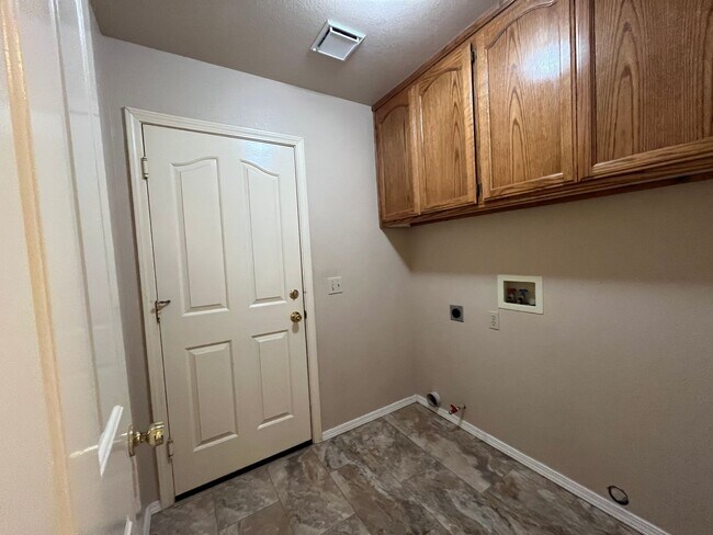 Building Photo - Mary Lake home! Must see!