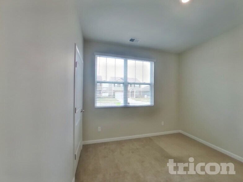 Building Photo - 4050 Beach Wy