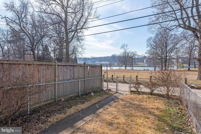 Building Photo - 114 Riverthorn Rd