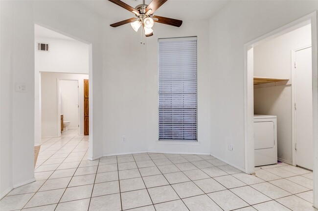 Building Photo - 215 Meadowbrook Ln