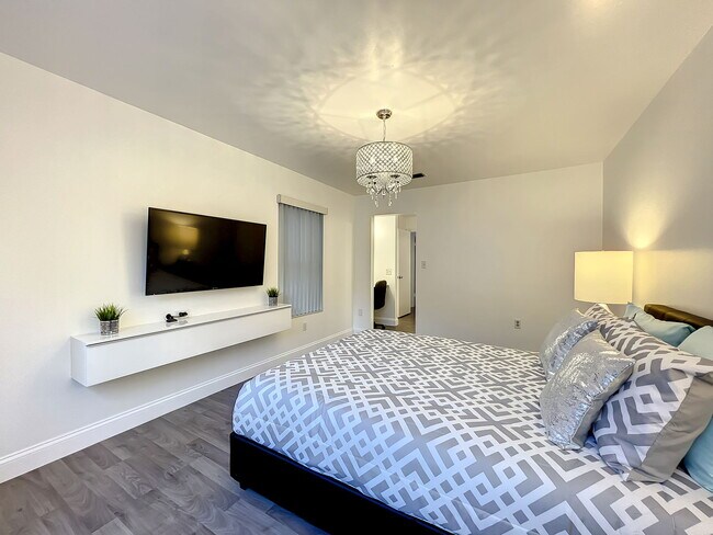 Building Photo - Ernst Court, Orlando, FL 32819 - 2 BR 2.5 BA townhouse