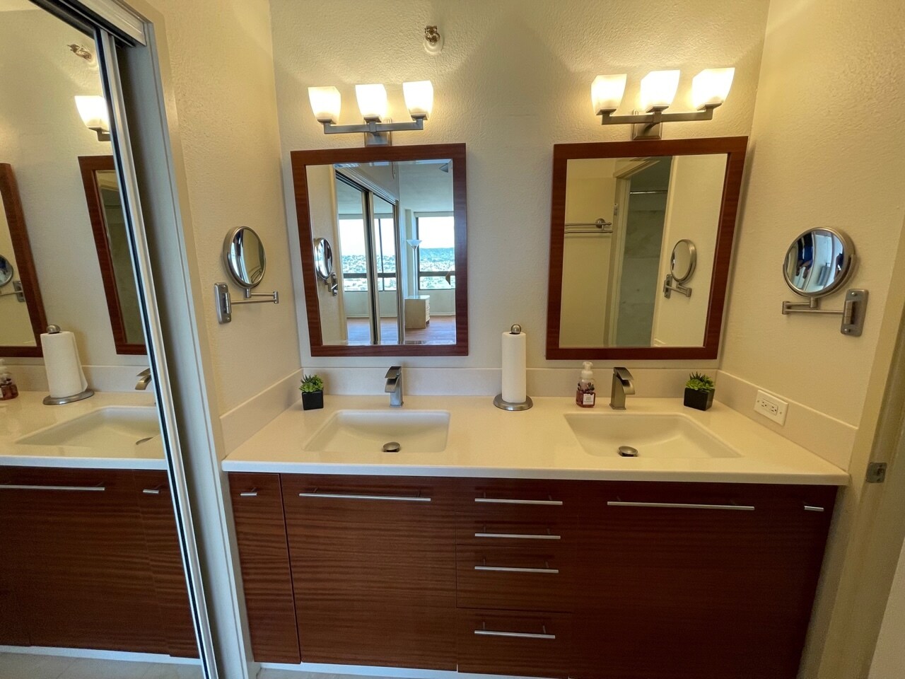 Building Photo - 2499 Kapiolani Blvd