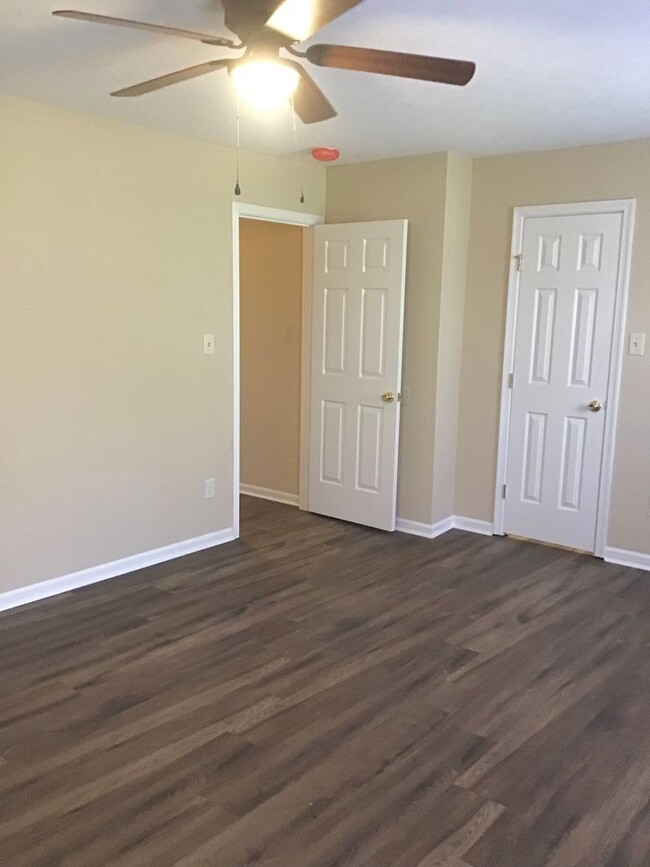 Building Photo - 2 bedroom 1.5 Bath Townhome