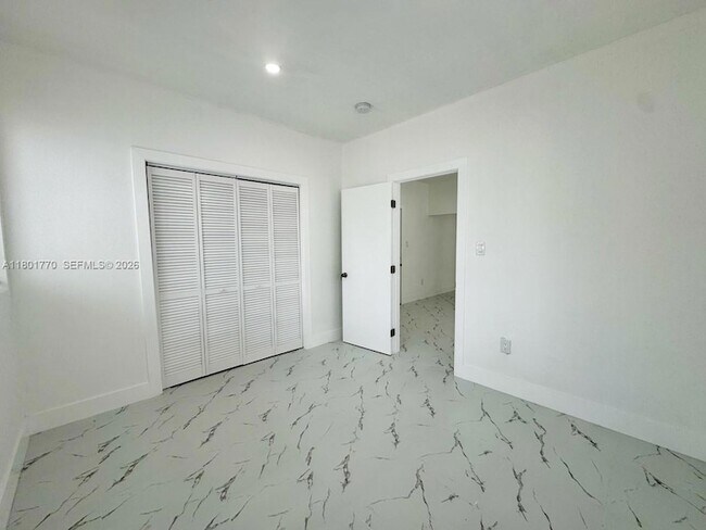 Building Photo - 856 SW 6th St