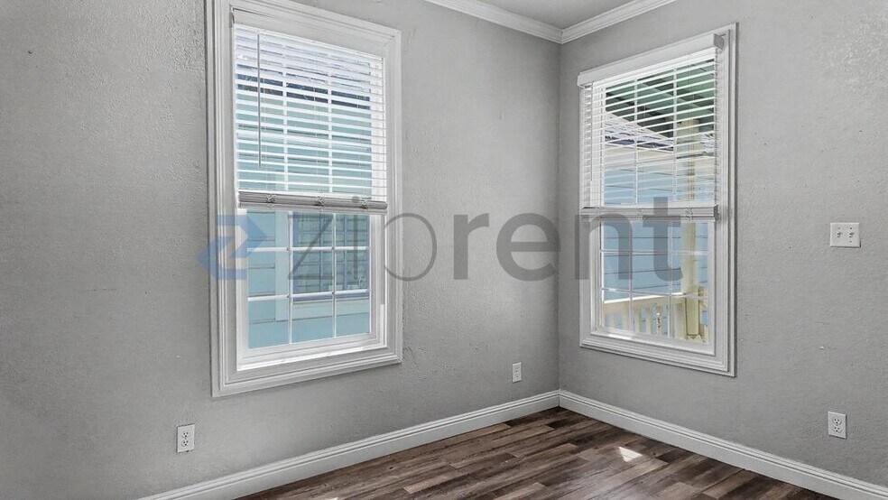 Building Photo - Unit B