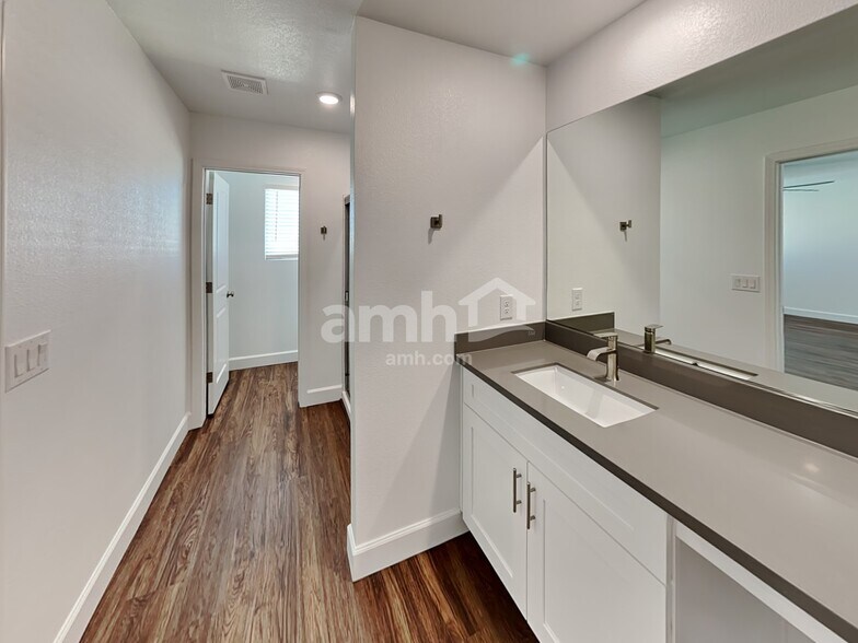 Building Photo - 5758 Las Vegas Crk St