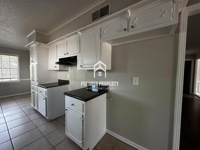 Building Photo - 3044 S Mendenhall Rd