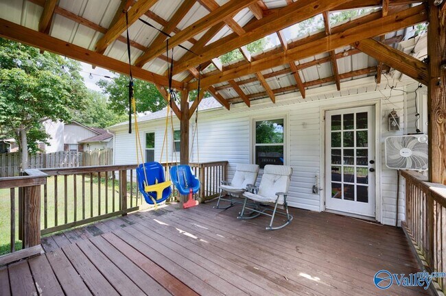 Building Photo - 2303 Buckingham Dr SW