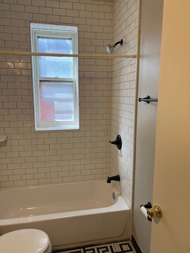 Building Photo - Charming 2nd Floor, 1 bd with new bath. Be...