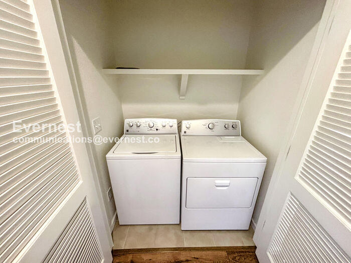 Building Photo - 10811 N Montane Dr