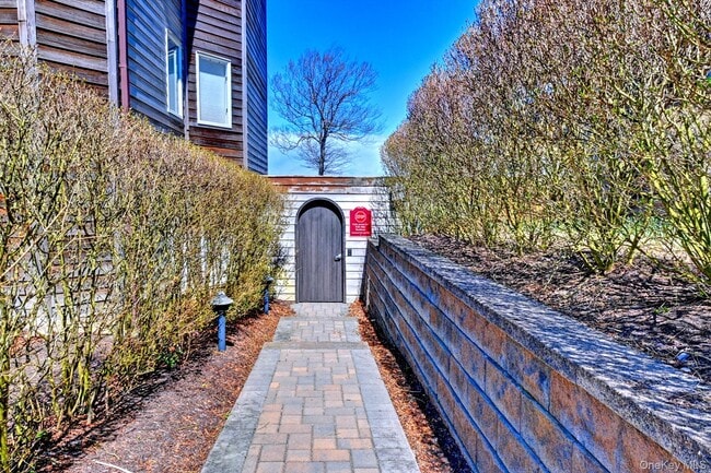 Building Photo - 44 Fox Hill Dr