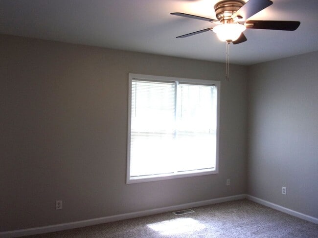 Building Photo - Recently Renovated 2 Bedroom 1 1/2 Bath To...