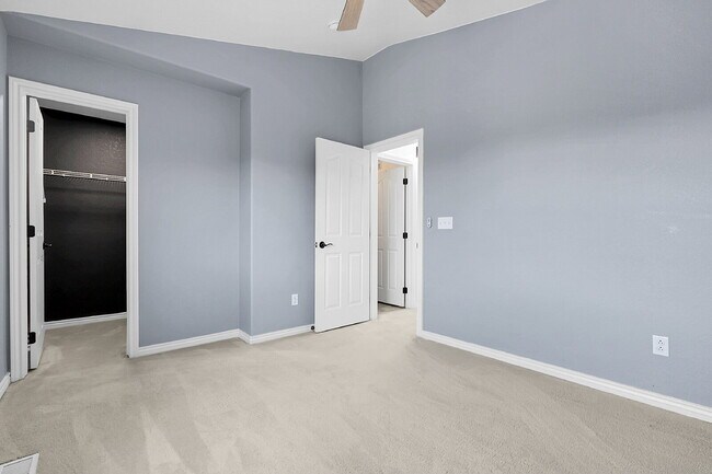 Building Photo - $2,640.95- 3 Bed, 3 Bath Townhome in Aurora with Central AC, In Unit Laundry and Patio Space!