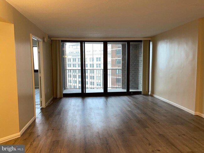 Building Photo - 1420 Locust St