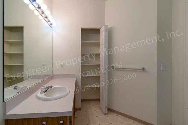 Building Photo - 1 Bedroom Apartment in Rockbridge! Parking...