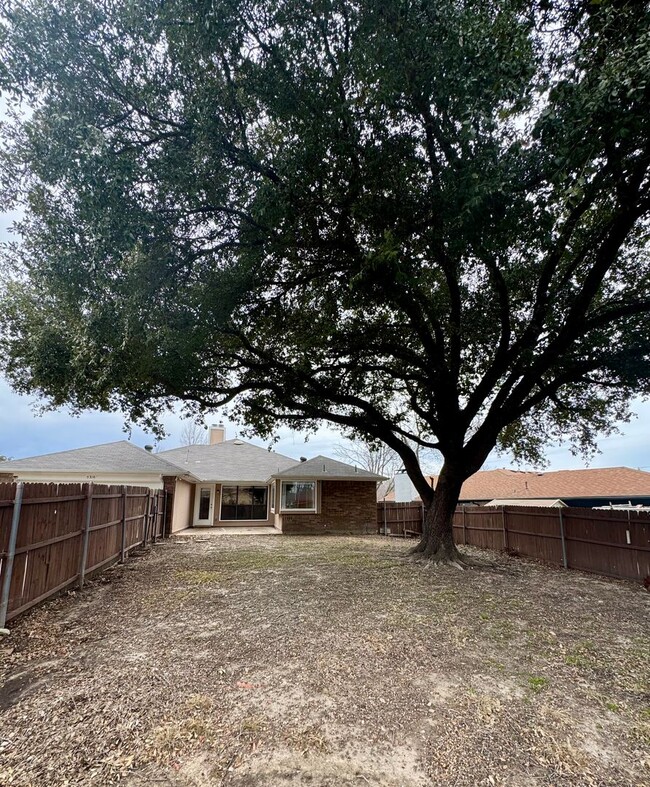 Building Photo - Delightful 3-bedroom, 2-bathroom home with...