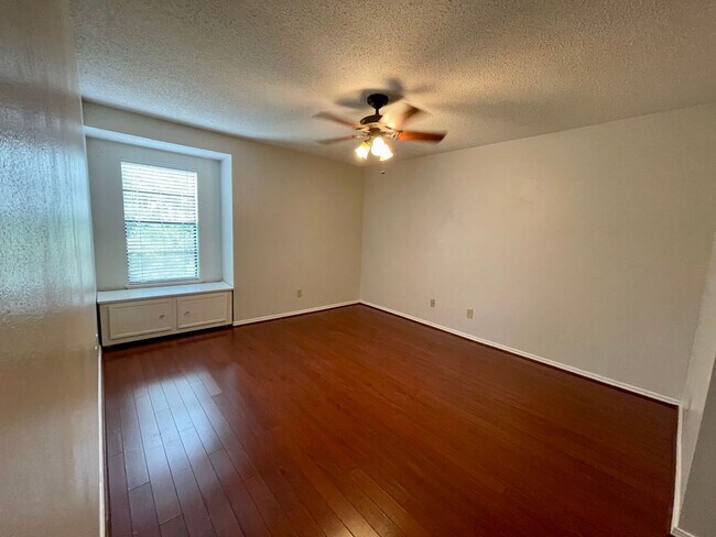 Building Photo - 6040 Grelot Rd