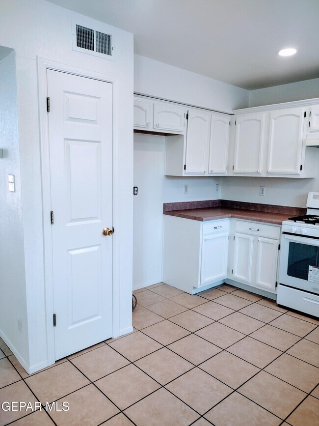 Building Photo - 4620 Loma Linda Cir
