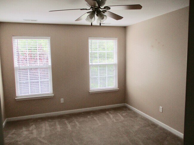 Building Photo - Three bedroom, 2 1/2 bath, 1776 sq. ft.tow...