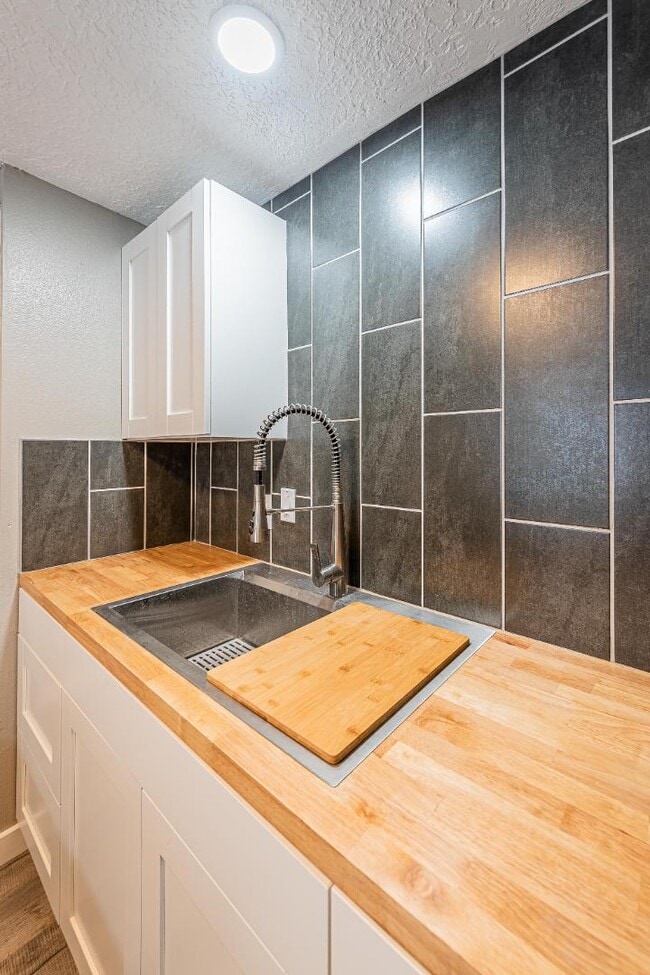 Building Photo - 704 Pacific Ave SW