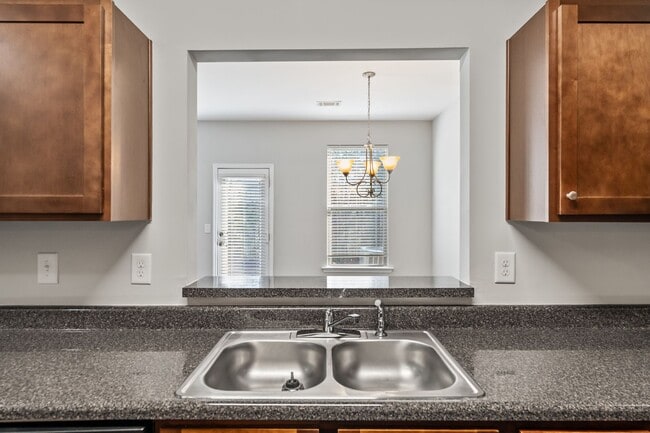 Building Photo - 3 Bedroom Townhome in Stonecrest!