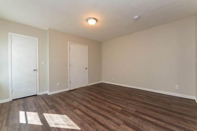 Building Photo - Move-In Ready Comfort – 4 Bed, 2 Bath!