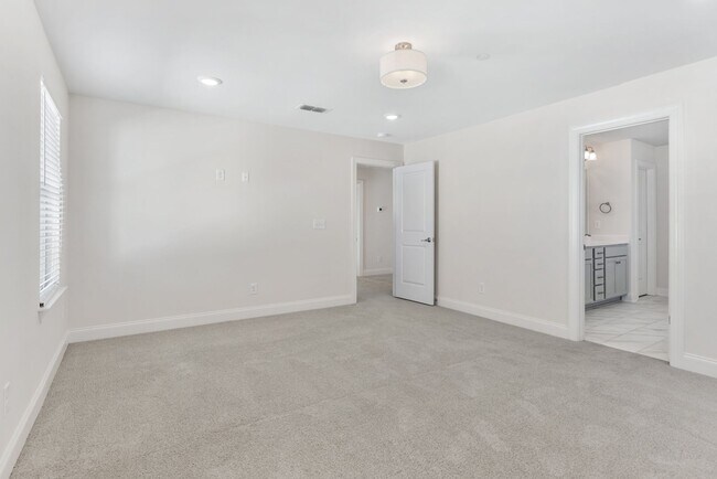 Building Photo - 797 Ravensdowne-