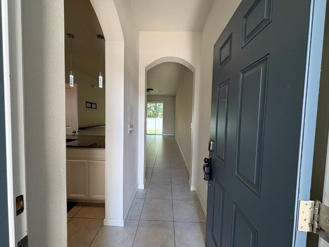 Building Photo - Spacious 3-Bedroom Townhome with garage  i...