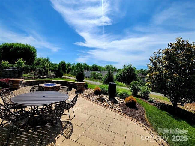 Building Photo - 305 Hemlock Bluff Ct